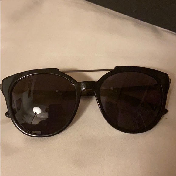 Vera Wang sunglasses - Picture 2 of 6